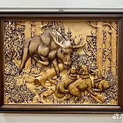 Резная картина «Гон на лося» 60×46 см — необычный подарок — фотография 1