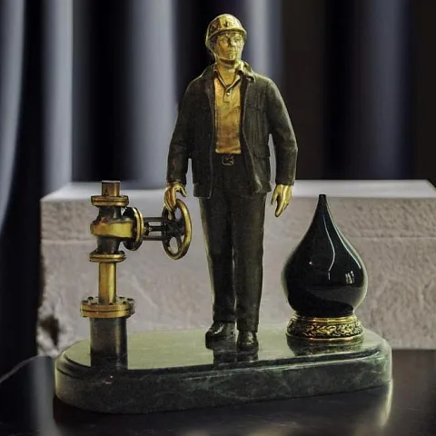 На память: Бронзовый сувенир «Работник нефтяной промышленности 4»