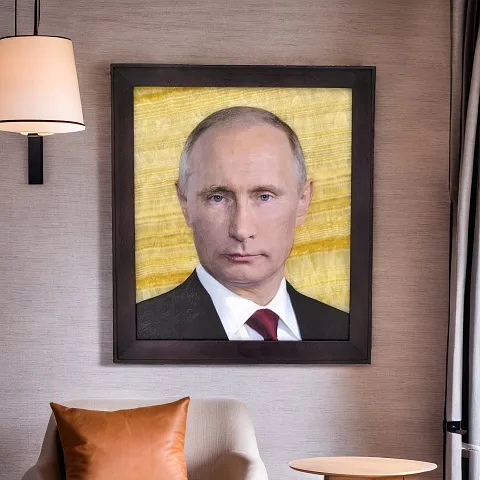 Картина «В.В. Путин» на ониксе в рамке из ясеня — оригинальный подарок