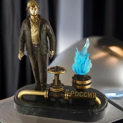 На память: Бронзовый сувенир «Работник российской газовой промышленности» со змеевиком