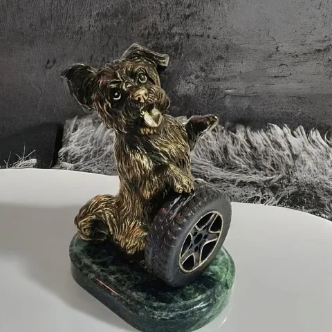Фигурка «Автолюбитель» из бронзы — собака с колесом — красивый подарок