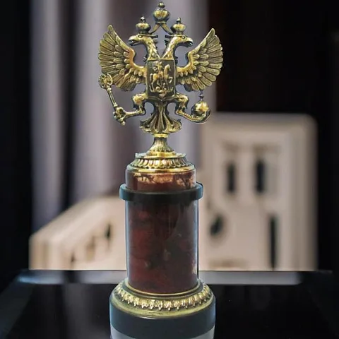 Подарочная бронзовая композиция «Герб Российский» (колонна с яшмой и долеритом)