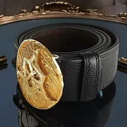 Мужской ремень из кожи «Орнамент» с золотой отделкой в подарок — фотография 1