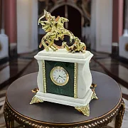Подарочные часы «Георгий Победоносец» из мрамора и малахита — фотография 1