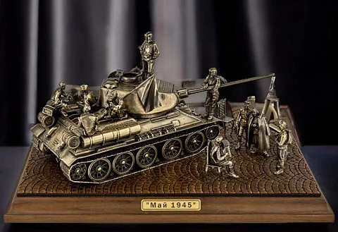 Диорама «Май 1945 года. Победа в Берлине», бронза и ясень, 1:35 — необычный подарок