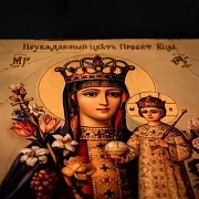 Икона деревянная " Богоматерь Неувядаемый Цвет" — оригинальный подарок — фотография 7
