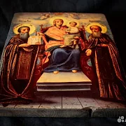 На память: Икона Богоматери "Домостроительница" +подставка — фотография 4