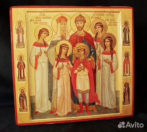 Икона Царственных Страстотерпцев "Семья Романовых" — красивый подарок