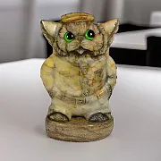 Каменная фигурка «Кот в кепке» с кальцитом — необычный подарок — фотография 1
