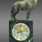Настольные часы «Волк» из бронзы и змеевика — красивый подарок — фотография 2