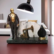Подарочный бронзовый сувенир «Работник нефтяной промышленности» с качалкой — фотография 1
