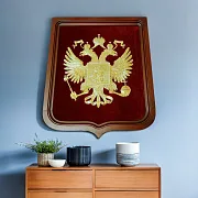 На память: Панно «Герб России» на деревянной основе — фотография 1