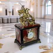 Подарочные каминные часы «Георгий Победоносец» из яшмы и долерита — фотография 1