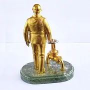 Бронзовая статуэтка «Работник ЖКХ» на змеевике — оригинальный подарок — фотография 2