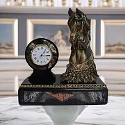 Подарочные интерьерные часы «Конь» из долерита и яшмы — фотография 1