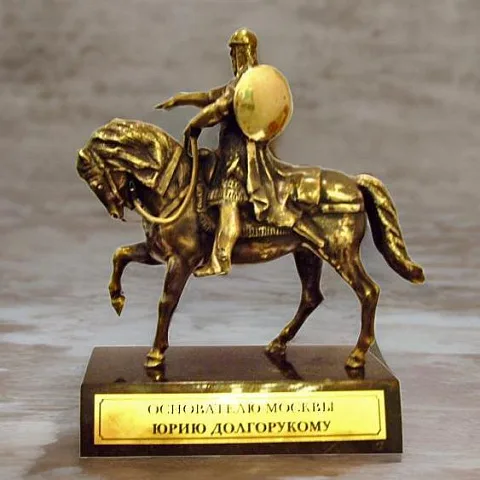 Бронзовая копия памятника Юрию Долгорукому — красивый подарок